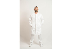 Camice bianco da uomo con collo alla coreana, bottoni a scomparsa e tasche a filetto.